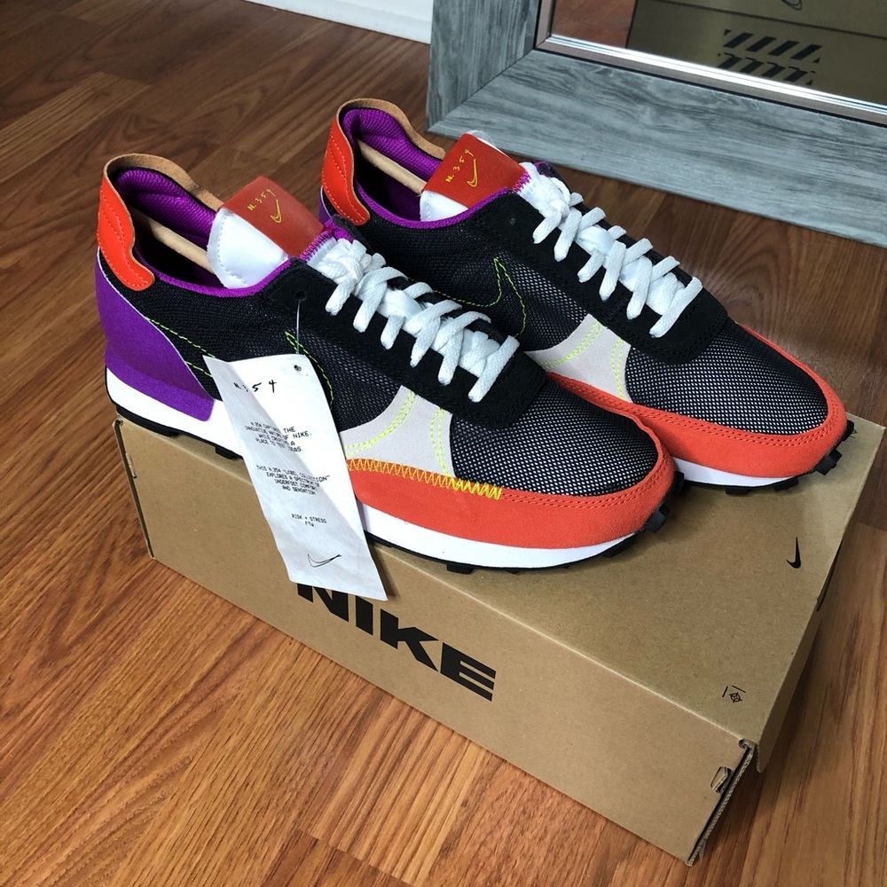 Size 9 NIKE SNEAKERS